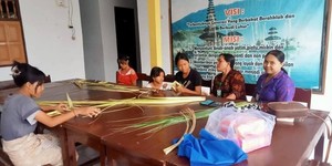 Tim Inovasi BERKAH Latih Anak Panti Asuhan Sanathana Dharma dalam Pembuatan Sarana Upacara Keagamaan