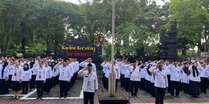 Pelaksanaan Apel Penghormatan Bendera dan Kegiatan SENJATA di Kemenag Jembrana