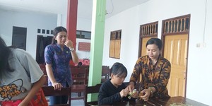 Praktik membuat Sarana Persembahyangan (Canang Sari) dan Klatkat