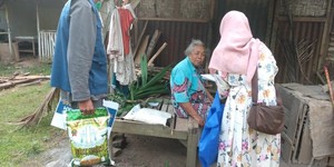 Penyuluh Agama KUA Negara Laksanakan Program BIMADATU untuk Nenek Lansia di Desa Cupel