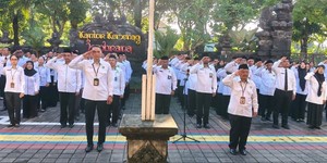 Apel Penghormatan Bendera Awali Kegiatan SENJATA Awal Bulan di Kemenag Jembrana