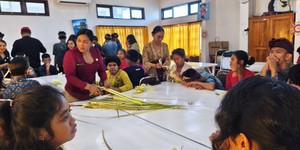 Tim Inovasi CEMPAKA Latih Siswa SLB dalam Pembuatan Sarana Upacara Keagamaan Hindu