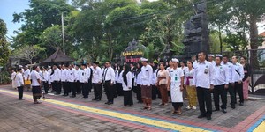 Kemenag Jembrana Gelar Upacara Penghormatan Bendera, Kepala Kantor Tekankan Pesan Menag RI