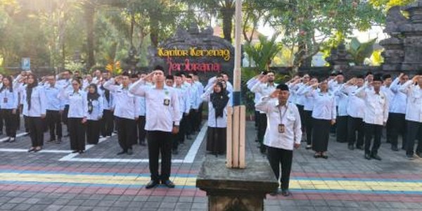 SENJATA Senin: ASN Kemenag Jembrana Perkuat Disiplin dan Integritas Melalui Apel Penghormatan Bendera