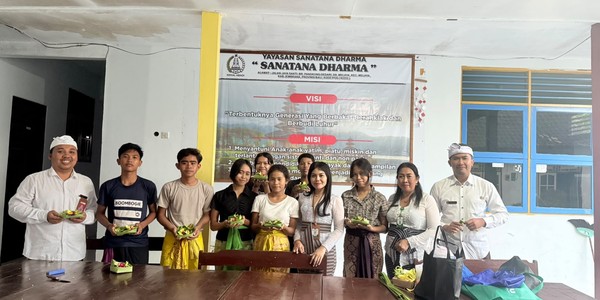 Program BERKAH Kemenag Jembrana Bekali Anak Panti Asuhan Sanatana Dharma Keterampilan Membuat Sarana Upakara Bernilai Ekonomi