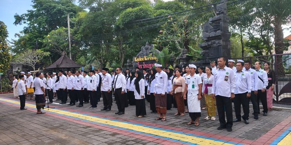Kemenag Jembrana Gelar Upacara Penghormatan Bendera, Kepala Kantor Tekankan Pesan Menag RI
