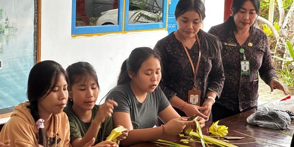BERKAH : Praktik membuat Banten Ajengan, Canang Raka